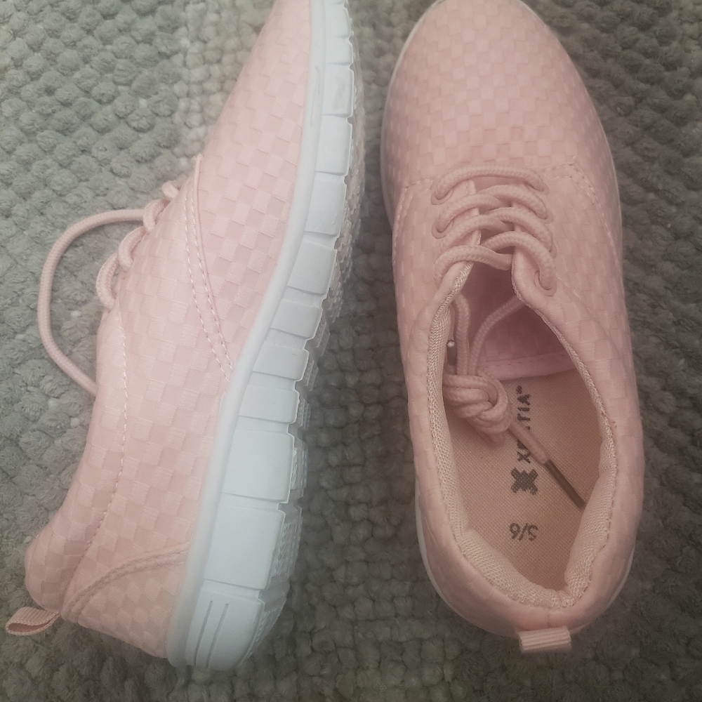 Womens light pink sneakers Size 5/6